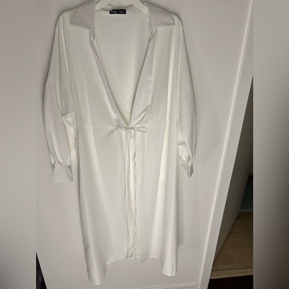 White Self-tie wrap dress - Picture 3 of 5